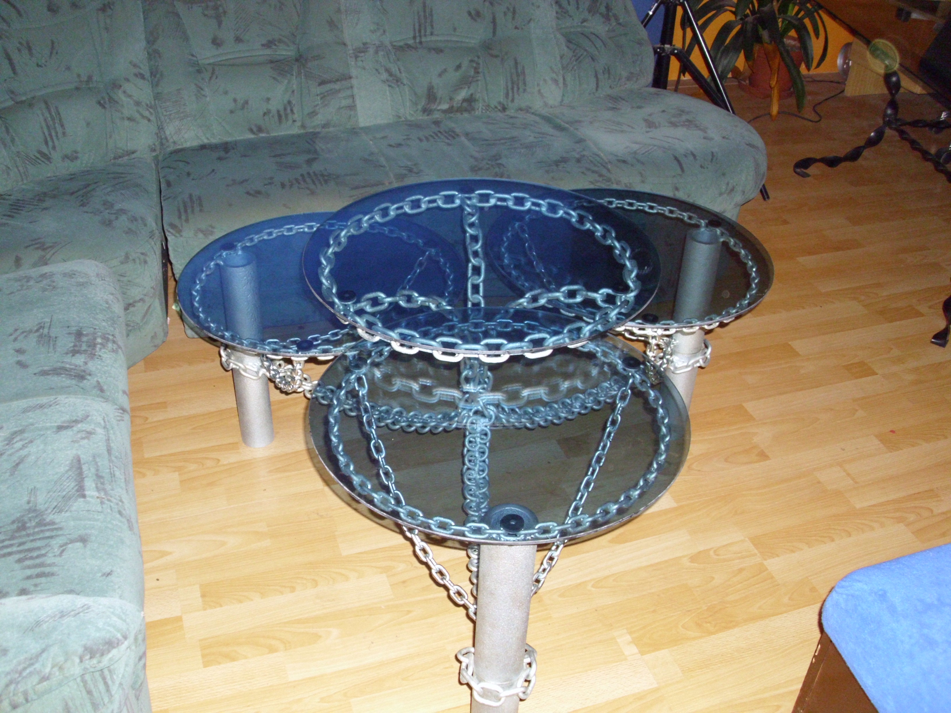 Kovový stůl vyrobený z řetězů s modrými skly - rozkládací
